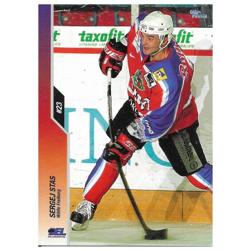 Offizielle DEL Playercards Eishockey-Sammelkarte aus der Saison 2003/2004 von Sergej Stas im rot-blauen Trikot der Wölfe Freiburg (EHC Freiburg) in Action auf dem Eis. Kartennummer #58 mit dem Logo der Wölfe.