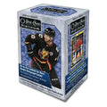 2023-24 Upper Deck O-Pee-Chee Platinum Blaster Box Hockey-Sammelkarten. Die blau-silberne Chrom-Verpackung zeigt NHL-Spieler in Aktion auf dem Eis, das glänzende O-Pee-Chee Platinum Logo sowie Aufschriften zu den 6 enthaltenen Packs und exklusiven Neon Yellow Surge Autogrammkarten.