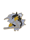 Eishockeypin Pinguin mit Schläger und Schlittschuhen