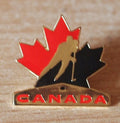Pin Ahornblatt mit Eishockeyspieler