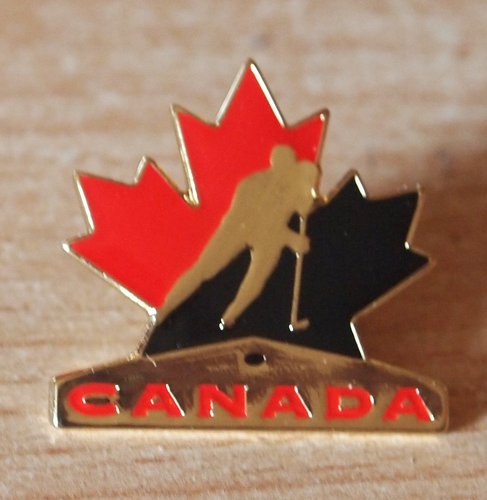 Pin Ahornblatt mit Eishockeyspieler