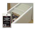 BCW Trading Card Dividers Verpackung neben Sammelkarten in einer weißen Sortierbox.