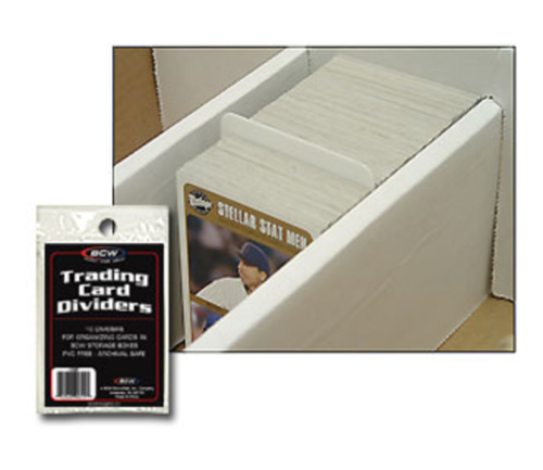 BCW Trading Card Dividers Verpackung neben Sammelkarten in einer weißen Sortierbox.