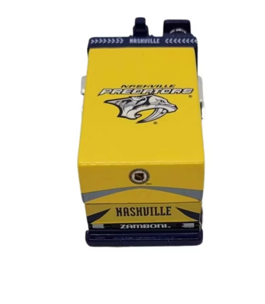 Frontansicht des unverpackten Fleer Sammlermodells 1 zu 50 der Nashville Predators Zamboni Eismaschine.