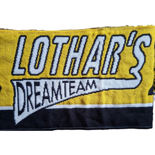 Krefeld Pinguine Schal Gedenkturnier Eishockey DEL Lothar Kremershof Fanartikel Merchandise Eine Detailaufnahme des einseitig gewebten Krefeld Pinguine Schals mit dem gestrickten Schriftzug Lothar's Dreamteam auf der Vorderseite.