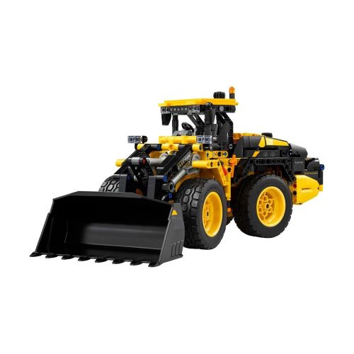 LEGO 42209 Technic Volvo L120 Electric Radlader fertig aufgebautes Klemmbaustein Modell des gelben Baufahrzeugs aus 973 Teilen mit großer schwarzer Schaufel.