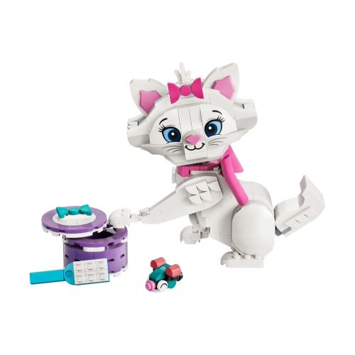 Zusammengebautes LEGO Disney Modell der weißen Katze Marie aus dem Film Aristocats mit rosa Schleife, grün-blauen Augen und aufgestelltem Schwanz neben einer lila Bürste und einer kleinen farbigen Spielzeugmaus.