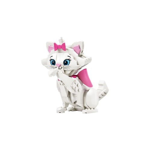 Zusammengebautes LEGO Disney Modell der weißen Katze Marie aus Aristocats in aufrecht sitzender Pose von vorne fotografiert mit einer großen rosa Stoffschleife am Kopf und einem rosa Umhang.
