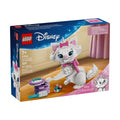 Produktverpackung des LEGO Disney Bausets 43286 Aristocats mit der fertig aufgebauten, weißen Spielzeug-Katze Marie, die eine große rosa Stoffschleife am Hals trägt.
