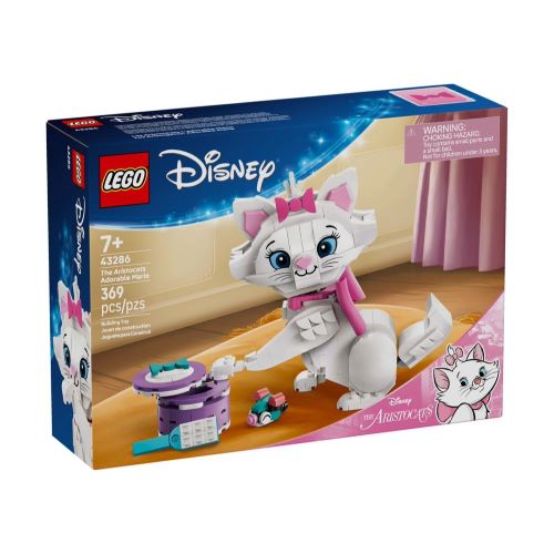 Produktverpackung des LEGO Disney Bausets 43286 Aristocats mit der fertig aufgebauten, weißen Spielzeug-Katze Marie, die eine große rosa Stoffschleife am Hals trägt.
