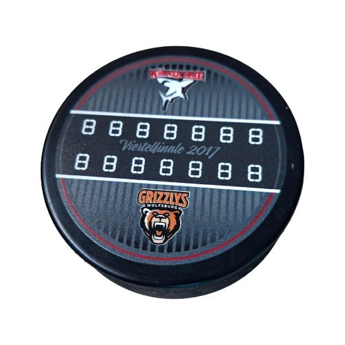 Bedruckte Rückseite des Kölner Haie Playoffs 2017 Viertelfinal-Pucks im Design einer digitalen Eishockey-Spielstandsanzeige.
