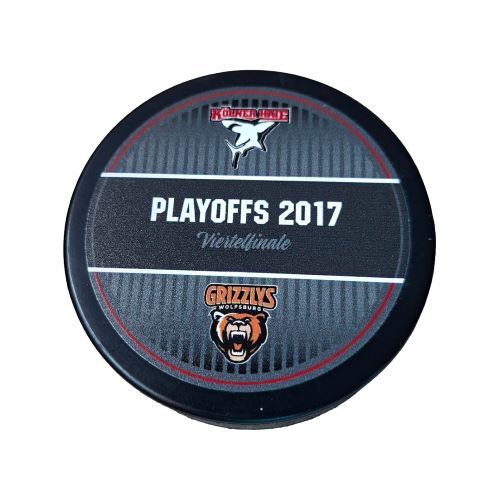 Vorderseite des Eishockey-Pucks der Kölner Haie gegen Grizzlys Wolfsburg aus dem Viertelfinale der Playoffs 2017 mit den Logos beider Vereine.
