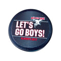 Offizieller Eishockey-Puck der Kölner Haie aus den Playoffs 2017. Der Puck ist schwarz und zeigt das Kölner Haie Logo, den weißen und roten Schriftzug „Let's Go Boys! Playoffs 2017“ auf einem gemusterten, dunklen Hintergrund.
