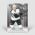 Originale Pacific Titanium NHL Eishockey Sammelkarte #90 von Marco Sturm im San Jose Sharks Trikot aus der Saison 2003/2004.
