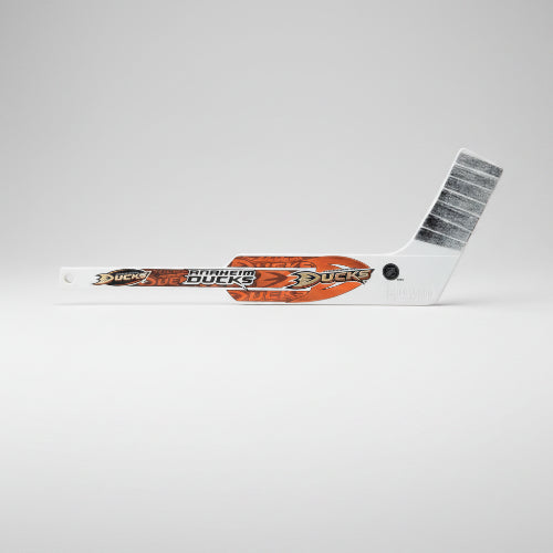 Sher-Wood Miniatur Goalie Schläger im Anaheim Ducks NHL Design für Sammler und Autogramme, freigestellt auf weißem Hintergrund.